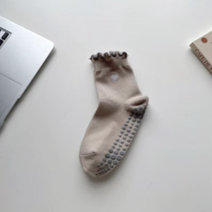 Pilates 100 Barely There Nude Scalloped Grip Socks